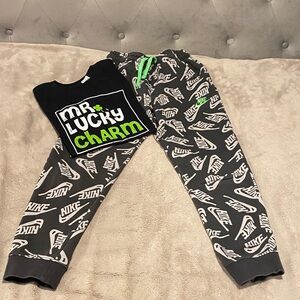 Boys Nike All Over Print /w Green Nike Logo & Cute Lucky Charm Tee Size S